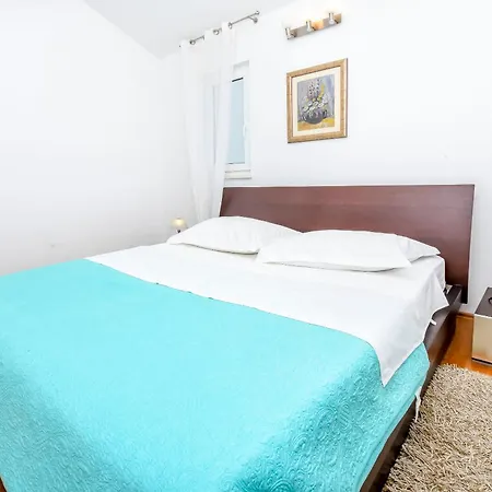 아파트 Marin 로고즈니차