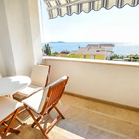 아파트 Marin 로고즈니차